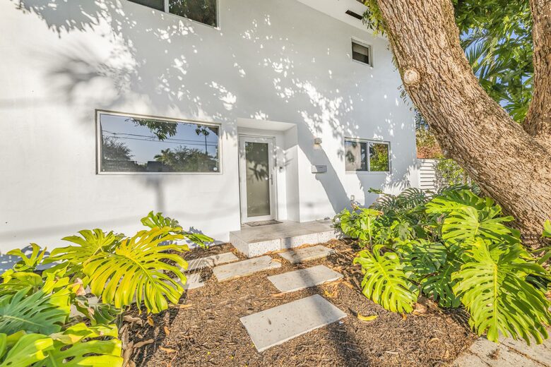 Tranquil Modern Escape Near Coral Gables - Miami, Florida
