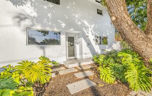 Tranquil Modern Escape Near Coral Gables - Miami, Florida
