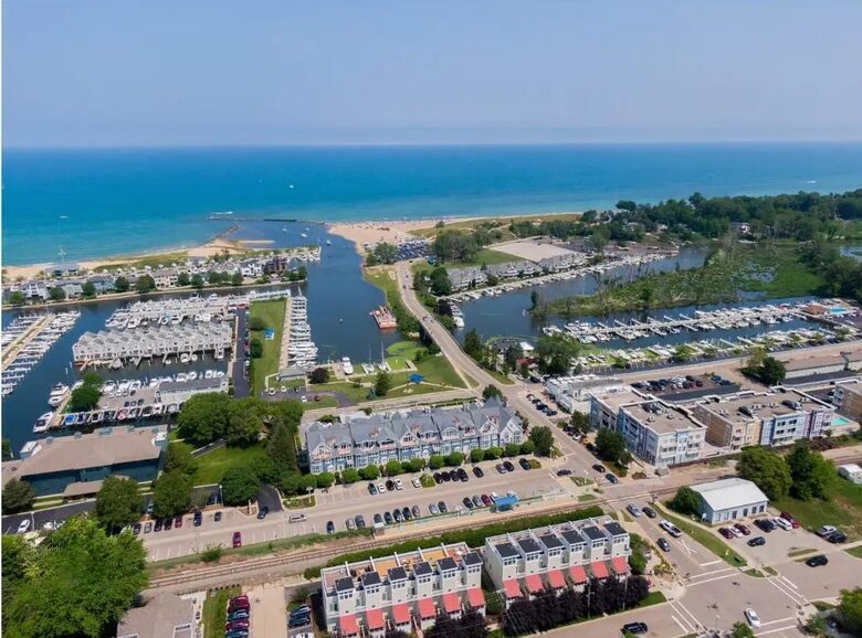 Elegant Townhome with Rooftop Retreat & Beach Access - New Buffalo, Michigan