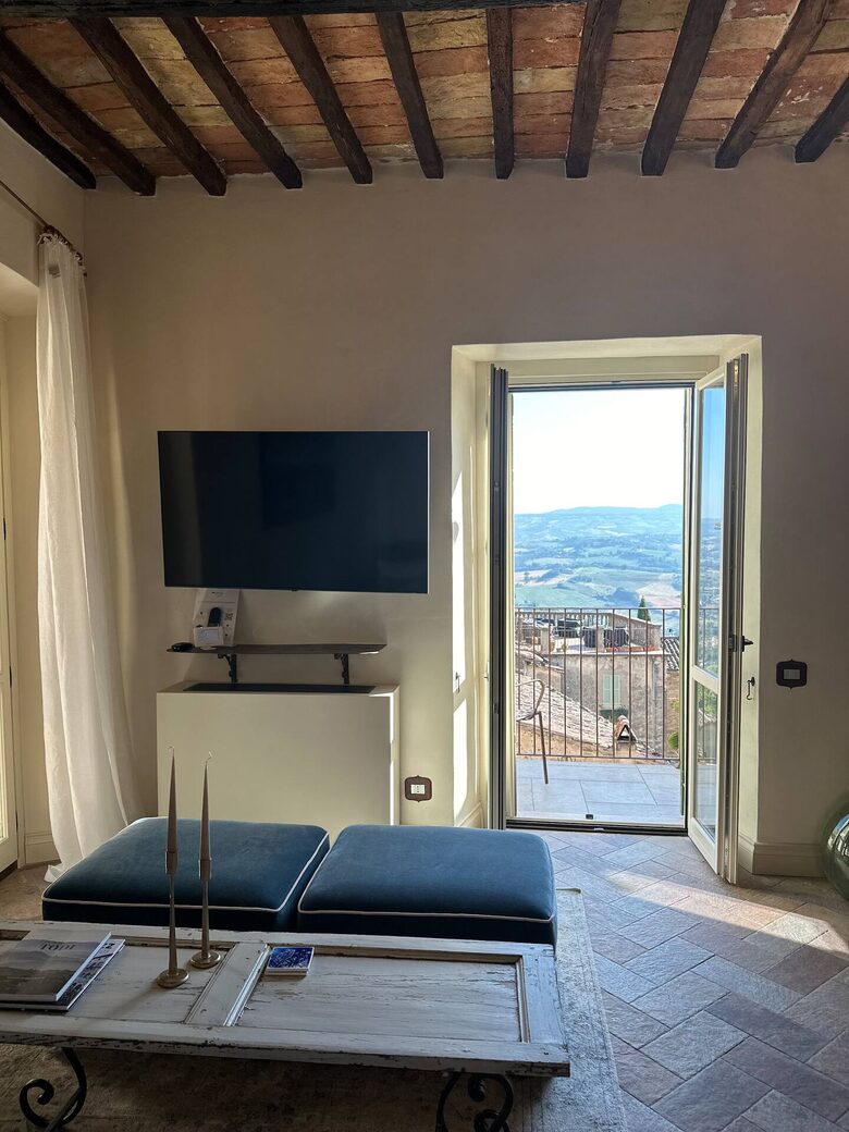 Snowy Owl | Two-bedroom Apartment - Todi, Italy