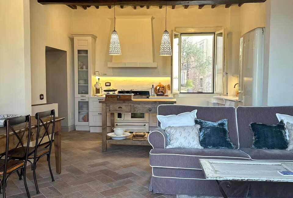 Snowy Owl | Two-bedroom Apartment - Todi, Italy