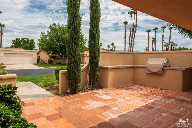 Front courtyard with built-in gas bbq with broiler.