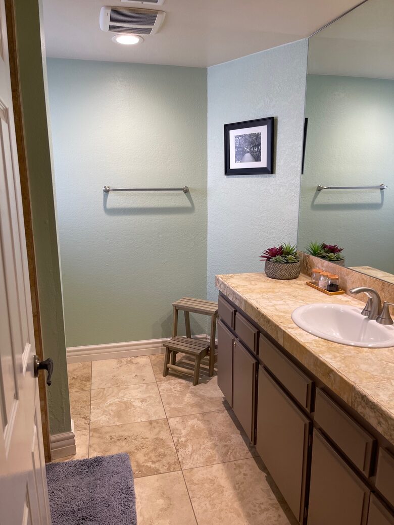 Guest bathroom with tub/shower