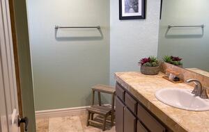 Guest bathroom with tub/shower