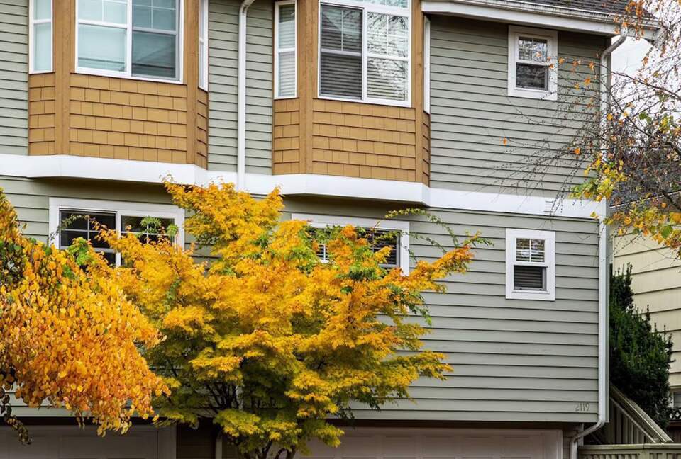 Stylish Magnolia Townhouse Near Discovery Park - Seattle, Washington