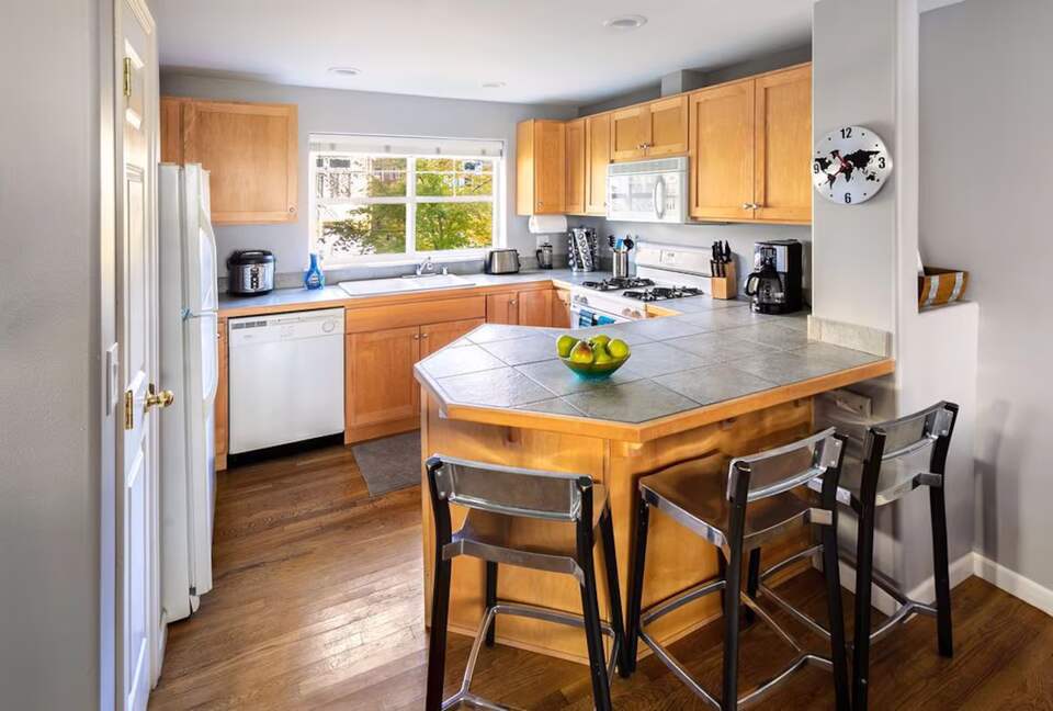 Stylish Magnolia Townhouse Near Discovery Park - Seattle, Washington