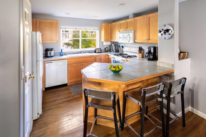 Stylish Magnolia Townhouse Near Discovery Park - Seattle, Washington