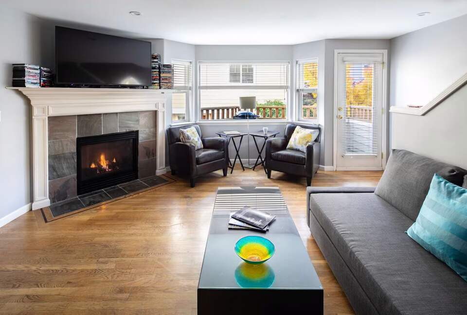 Stylish Magnolia Townhouse Near Discovery Park - Seattle, Washington
