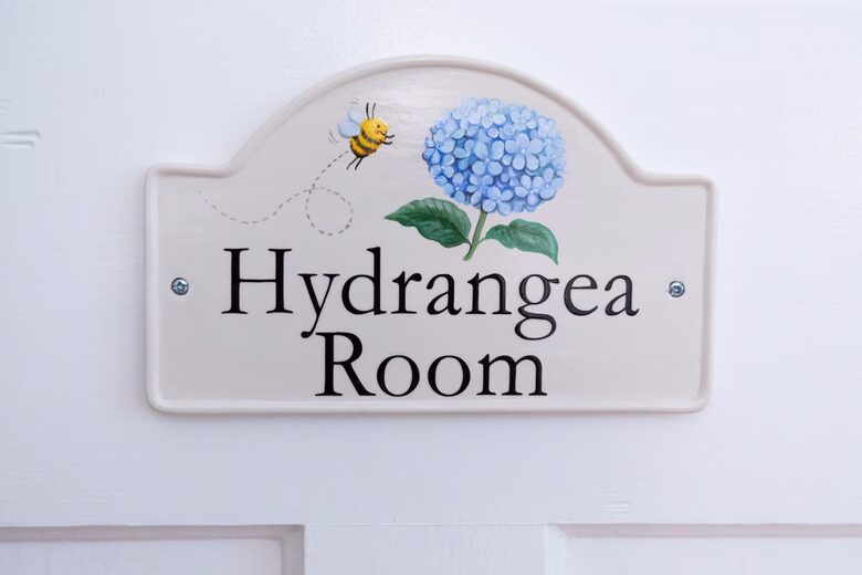 Hydrangea Room- 1 King