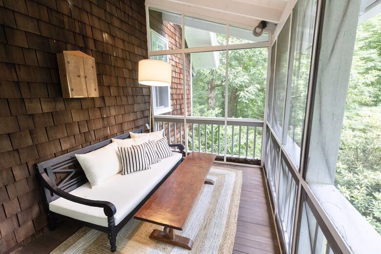 "Sleeping Porch" - 2 daybeds