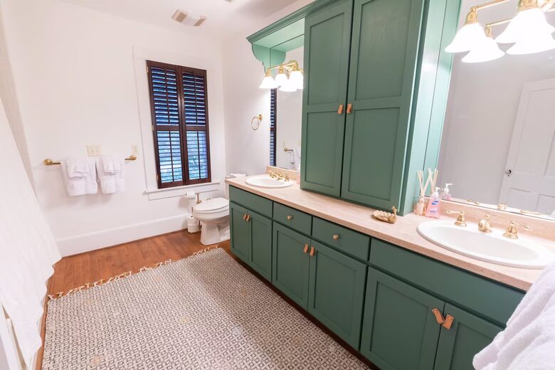Hydrangea Room Bathroom