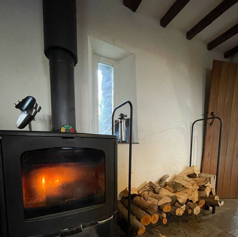 Charming Welsh Barn Retreat with Countryside Views - Llanddewi Rhydderch, United Kingdom
