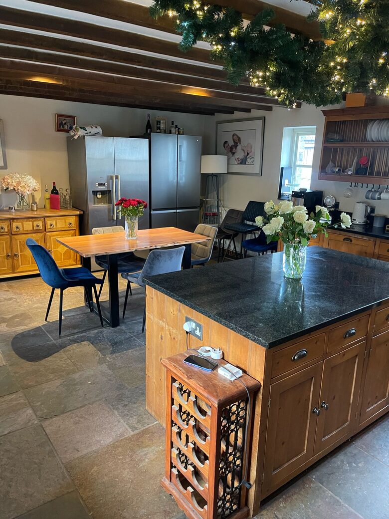 Charming Welsh Barn Retreat with Countryside Views - Llanddewi Rhydderch, United Kingdom