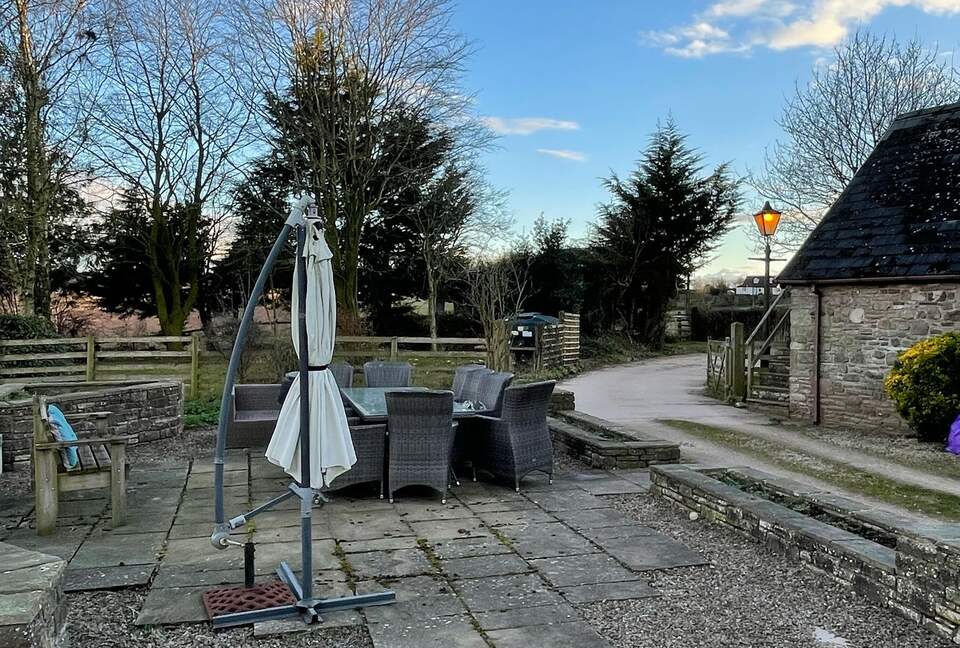 Charming Welsh Barn Retreat with Countryside Views - Llanddewi Rhydderch, United Kingdom