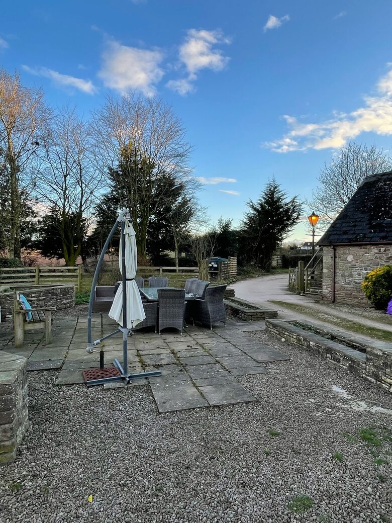 Charming Welsh Barn Retreat with Countryside Views - Llanddewi Rhydderch, United Kingdom