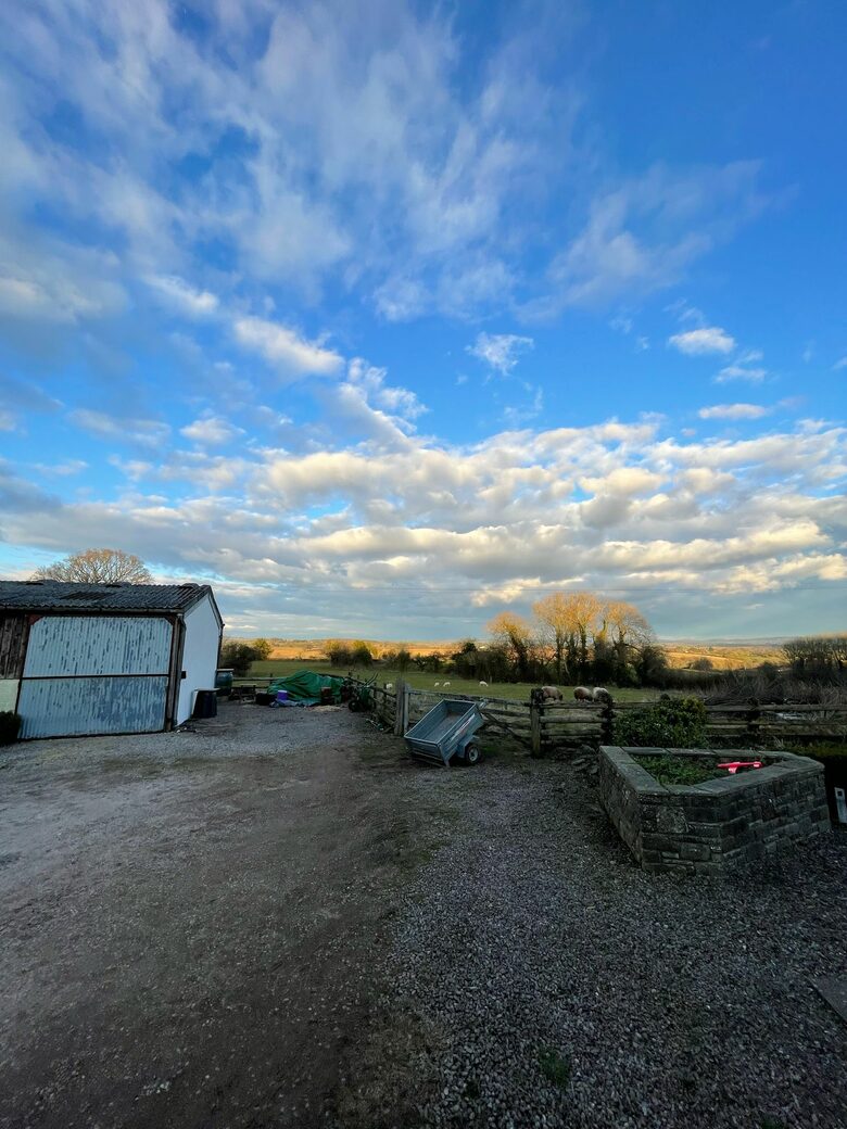 Charming Welsh Barn Retreat with Countryside Views - Llanddewi Rhydderch, United Kingdom