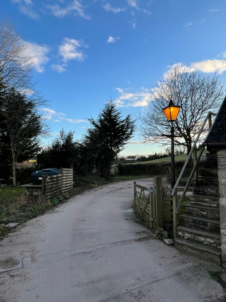 Charming Welsh Barn Retreat with Countryside Views - Llanddewi Rhydderch, United Kingdom