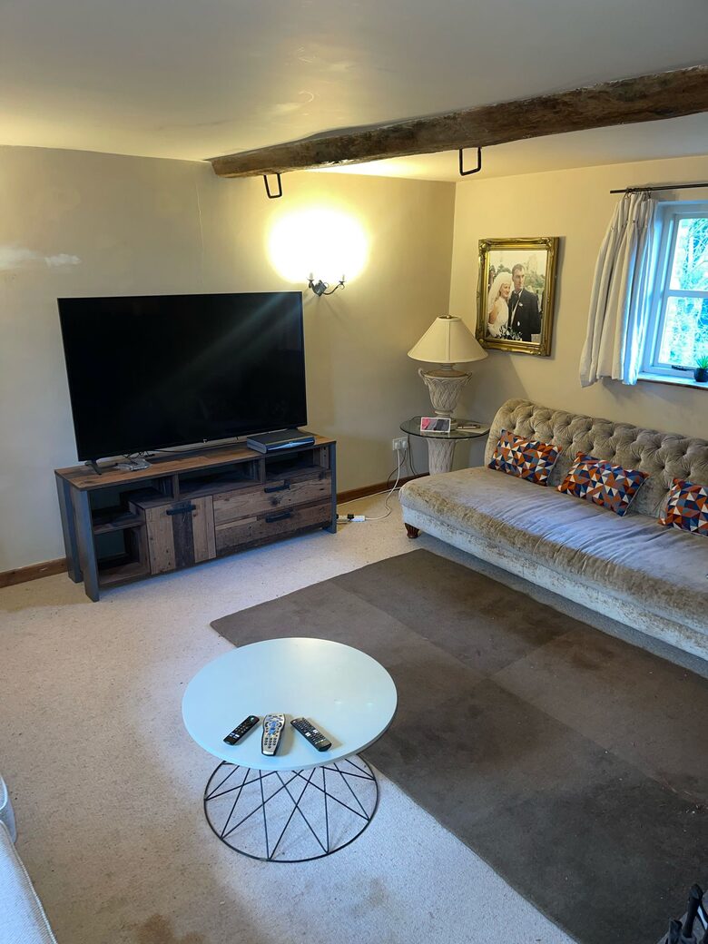 Charming Welsh Barn Retreat with Countryside Views - Llanddewi Rhydderch, United Kingdom