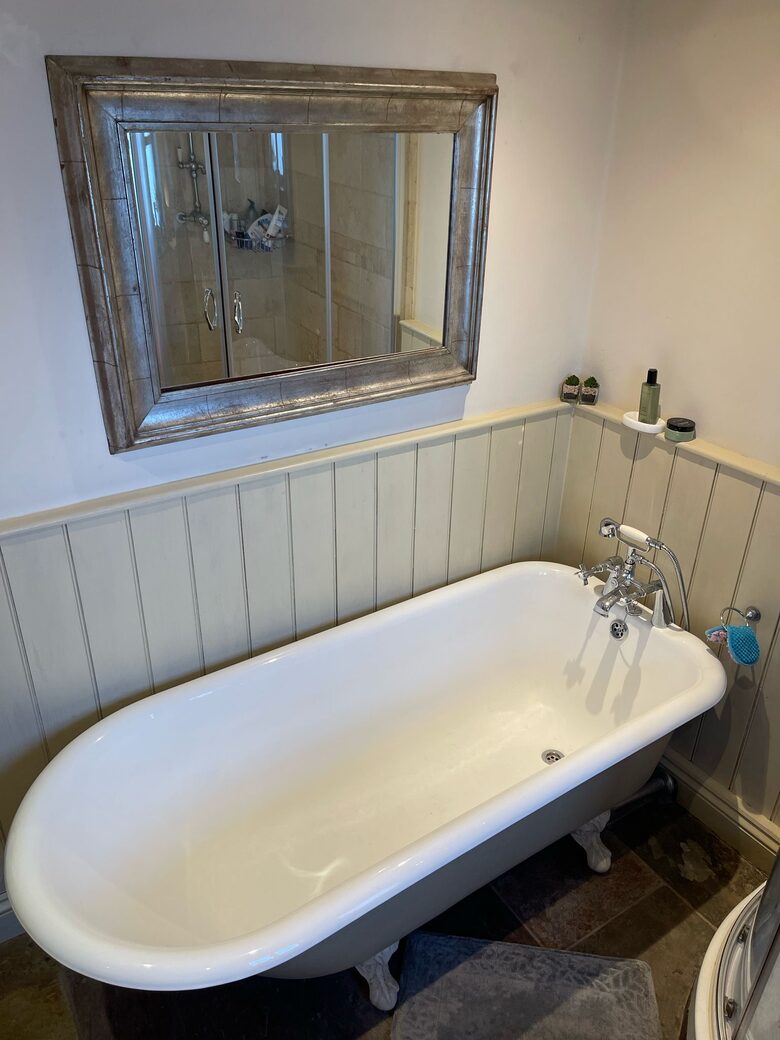 Charming Welsh Barn Retreat with Countryside Views - Llanddewi Rhydderch, United Kingdom
