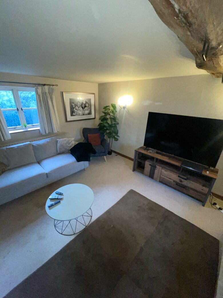 Charming Welsh Barn Retreat with Countryside Views - Llanddewi Rhydderch, United Kingdom