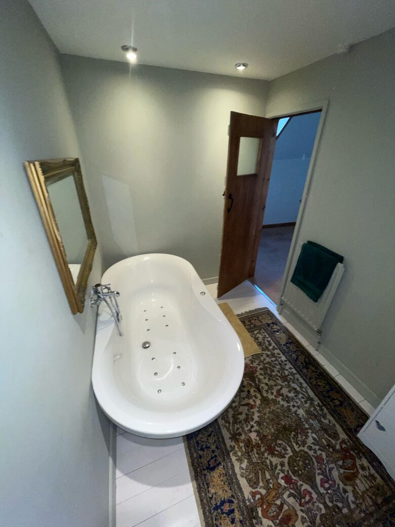 Charming Welsh Barn Retreat with Countryside Views - Llanddewi Rhydderch, United Kingdom