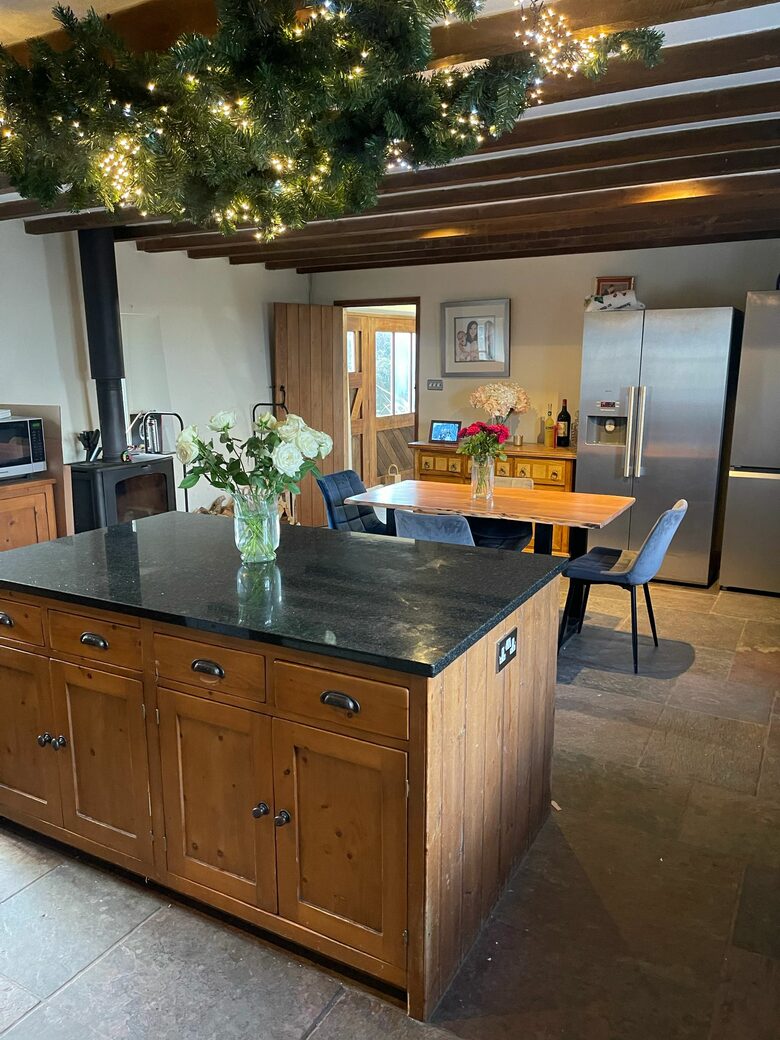Charming Welsh Barn Retreat with Countryside Views - Llanddewi Rhydderch, United Kingdom