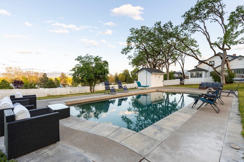 Elegant Wine Country Retreat with Serene Pool - Central Point, Oregon