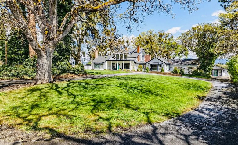 Elegant Wine Country Retreat with Serene Pool - Central Point, Oregon