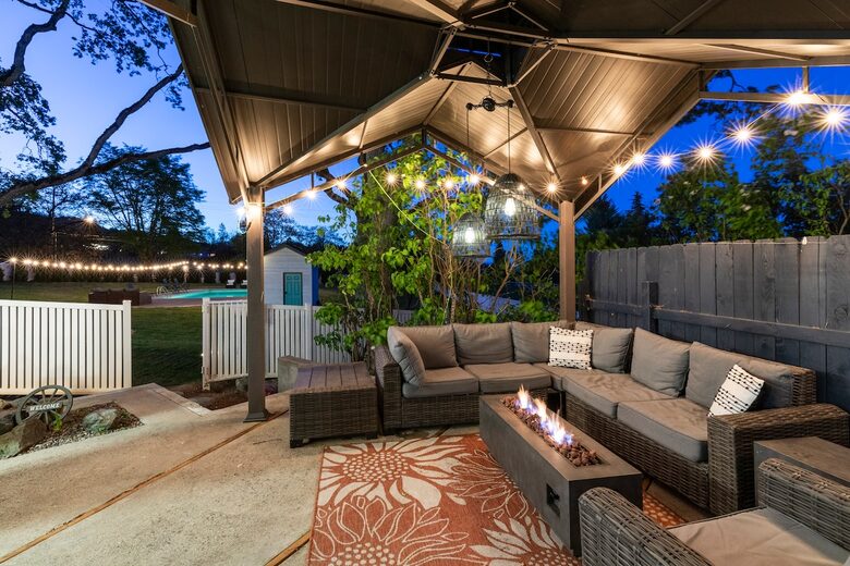 Elegant Wine Country Retreat with Serene Pool - Central Point, Oregon