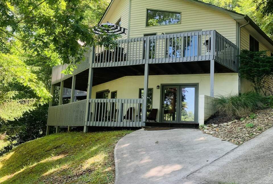 Serene Lakefront Retreat on Norris Lake - La Follette, Tennessee