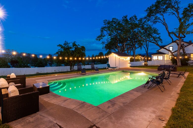 Elegant Wine Country Retreat with Serene Pool - Central Point, Oregon
