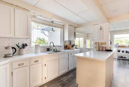 Elegant Wine Country Retreat with Serene Pool - Central Point, Oregon