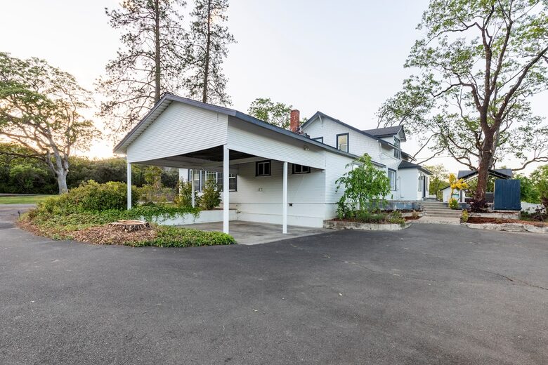 Elegant Wine Country Retreat with Serene Pool - Central Point, Oregon