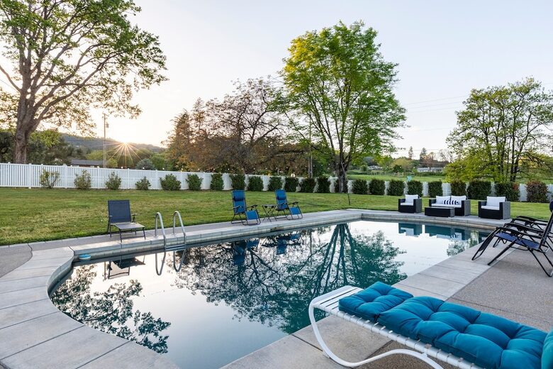 Elegant Wine Country Retreat with Serene Pool - Central Point, Oregon