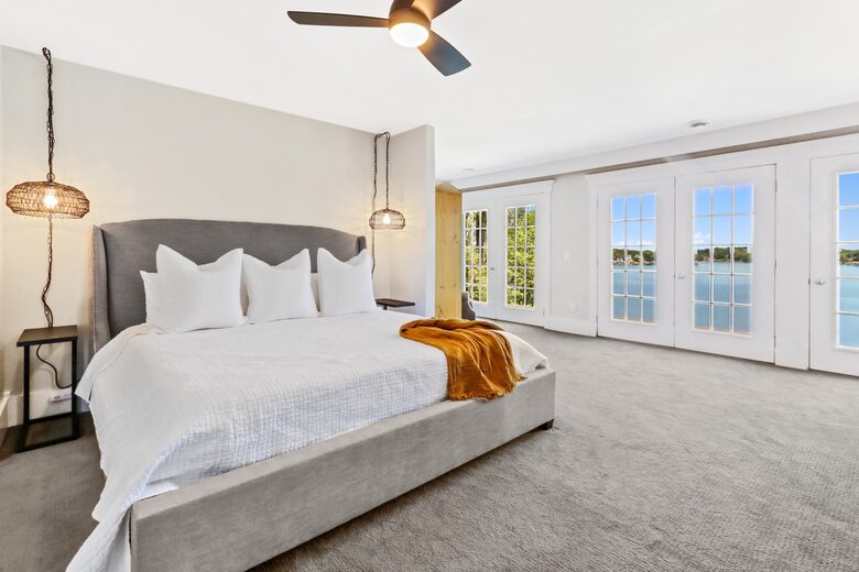 Second floor Master with king size bed and amazing views