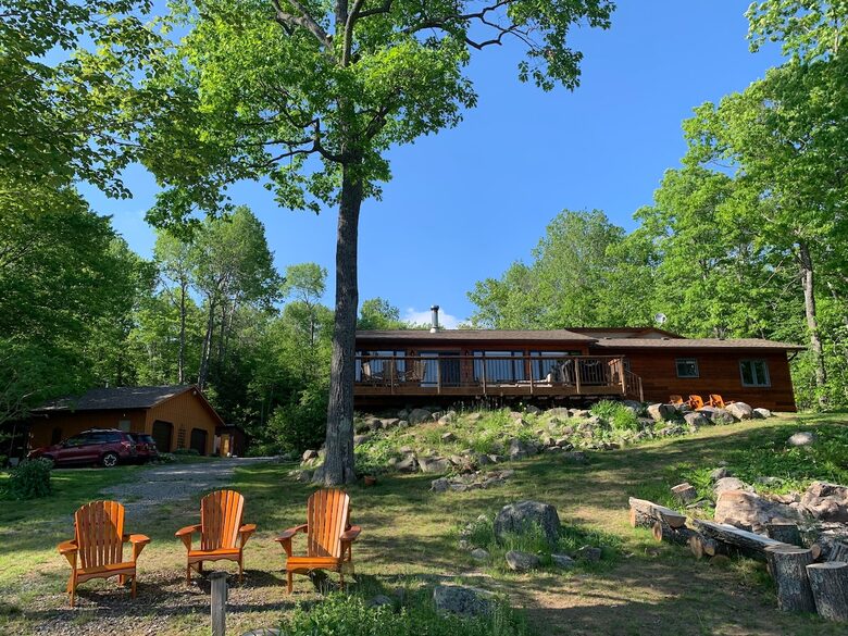 Luxury Lake House With Stunning Lake Views In Canadian Wilderness - McArthurs Mills, Canada