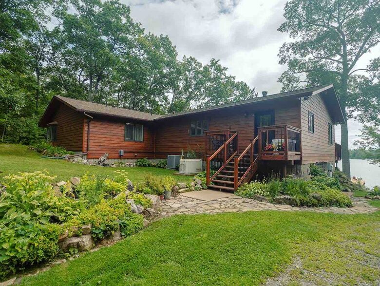 Luxury Lake House With Stunning Lake Views In Canadian Wilderness - McArthurs Mills, Canada