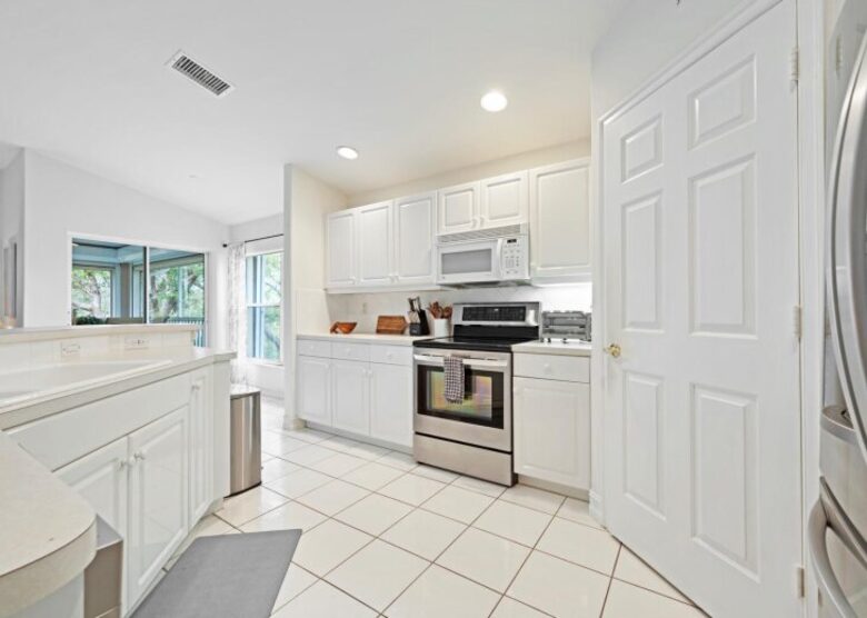 Elegant Escape in Tarpon Cove’s Gated Community - Naples, Florida