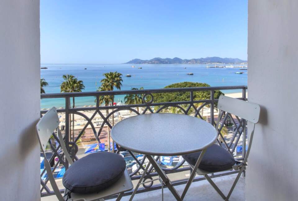 Stylish Oceanfront Getaway | Steps from the Film Festival Red Carpet - Cannes, France