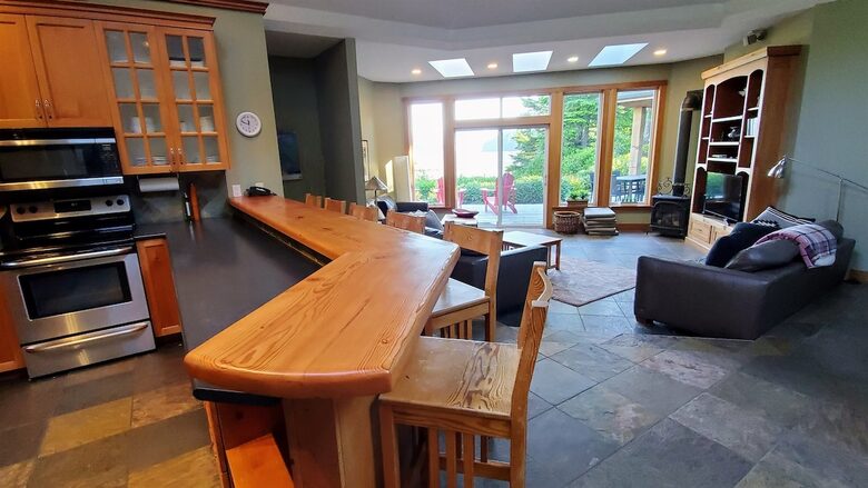 Jensen’s Bay Retreat | Nature, Comfort, and Coastal Charm - Tofino, Canada