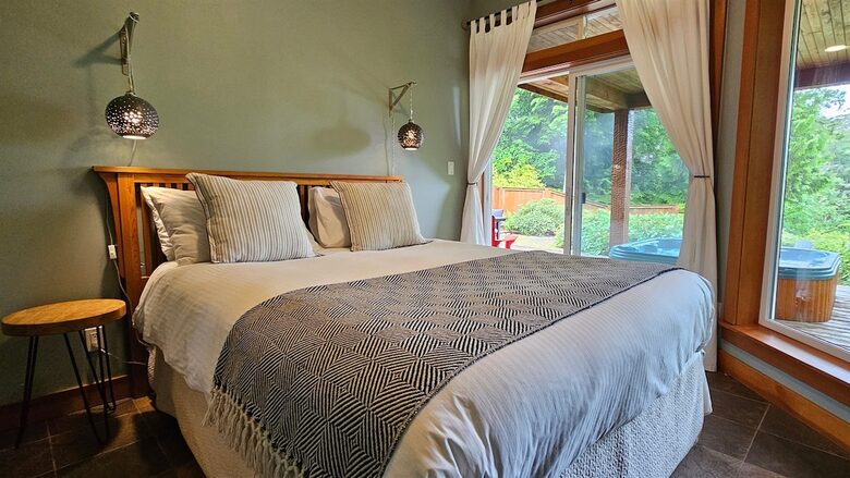 Jensen’s Bay Retreat | Nature, Comfort, and Coastal Charm - Tofino, Canada