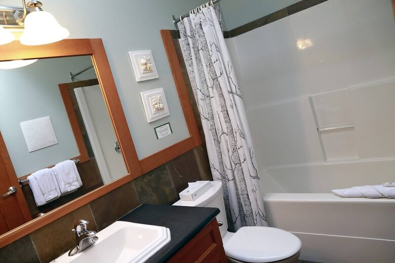 Jensen’s Bay Retreat | Nature, Comfort, and Coastal Charm - Tofino, Canada