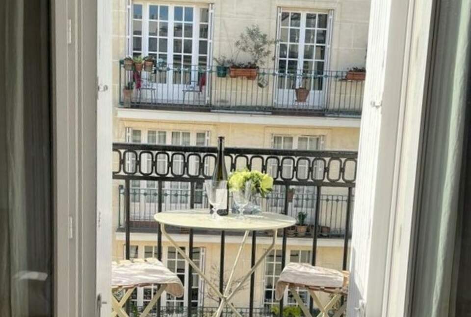 Cozy One-Bedroom with Iconic Paris Street Views - Paris, France