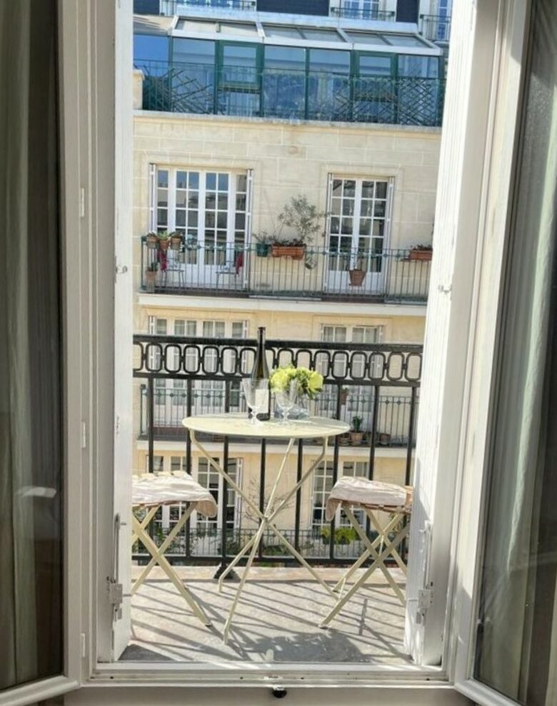 Cozy One-Bedroom with Iconic Paris Street Views - Paris, France