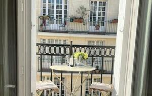 Cozy One-Bedroom with Iconic Paris Street Views - Paris, France