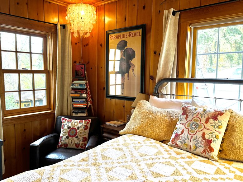 The Pine Room, with a queen bed