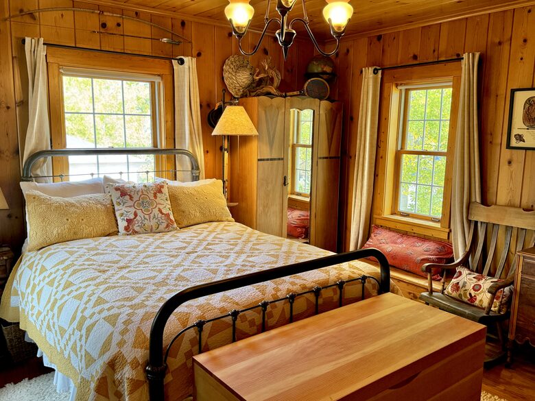 The Pine Room - rustic & comfortable