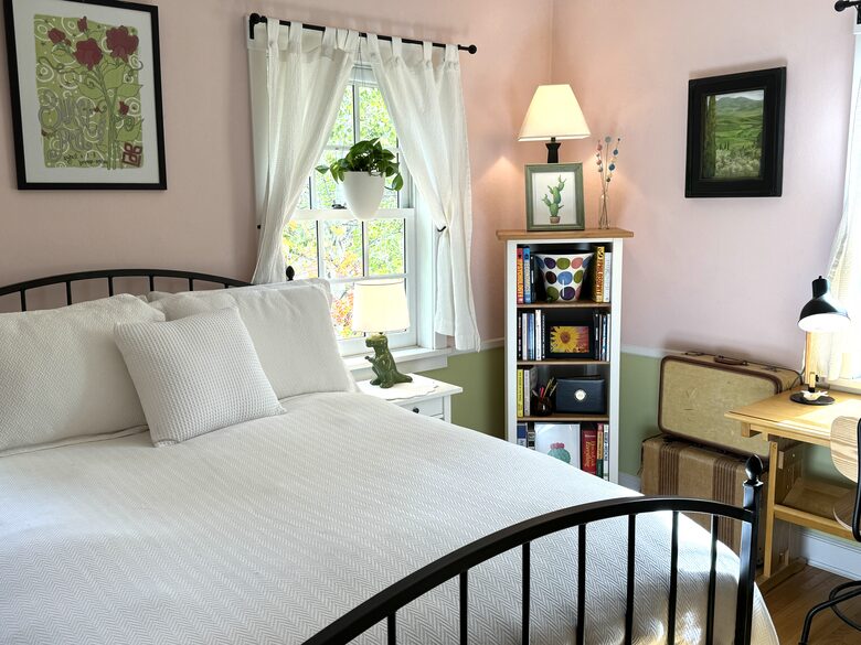 The Sweetpea Room: A full bed & lots of light