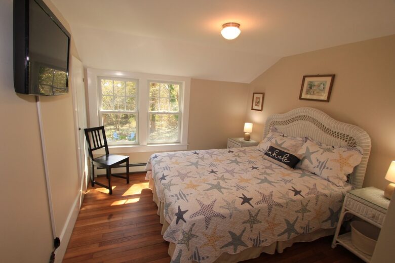 Queen bed Upper level BR