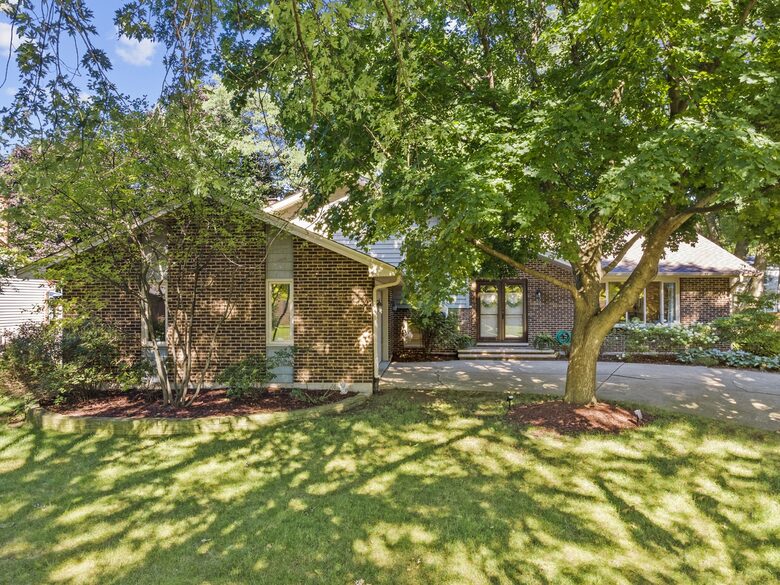 Charming Naperville Haven Near Downtown - Naperville, Illinois